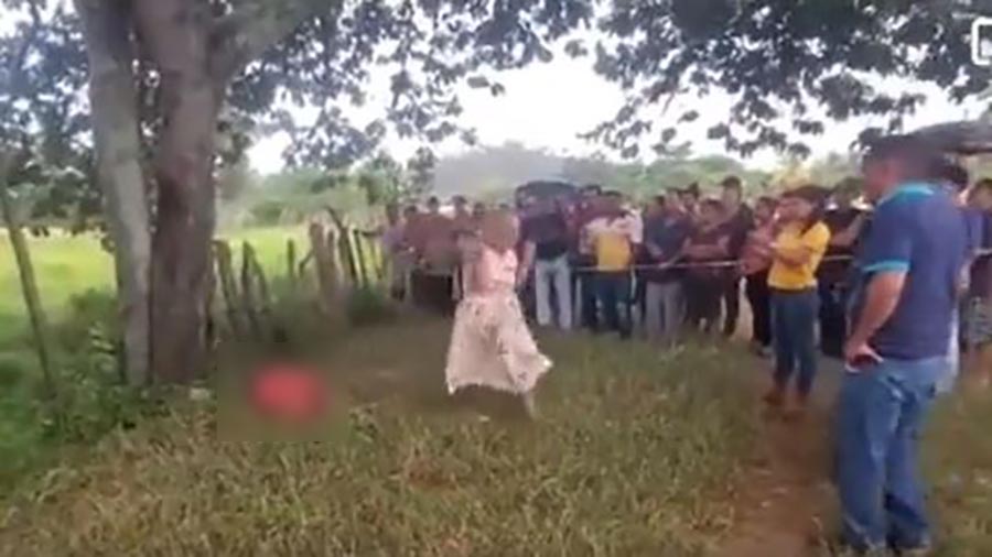 HONDURAS: Madre llora desconsolada al reconocer el cuerpo encostalado de su hijo