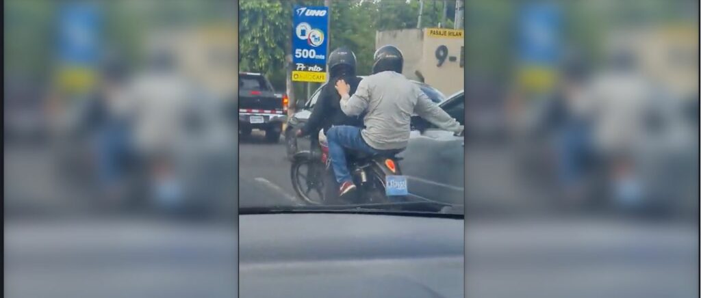 VIDEO: Captan a dos sujetos que intentan robar un celular en medio del tráfico en San Salvador