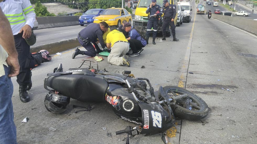 Motociclista resulta gravemente herida tras impactar contra microbús en el bulevar del Ejército