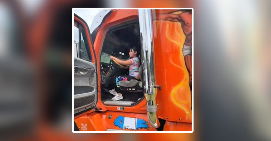 Hombre le enseña a manejar un tráiler a su pequeña hija y esto sucedió