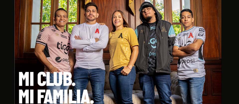 Alianza presenta su nueva indumentaria con Fito Zelaya de modelo