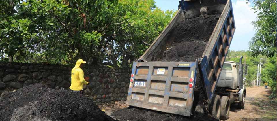 Obras Públicas pavimenta y adoquina 1.3 kilómetros de calles en El Zonte