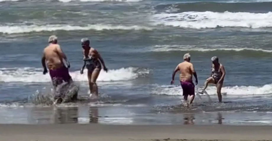 Pareja de adultos mayores es grabada mientras juegan como jóvenes en la playa