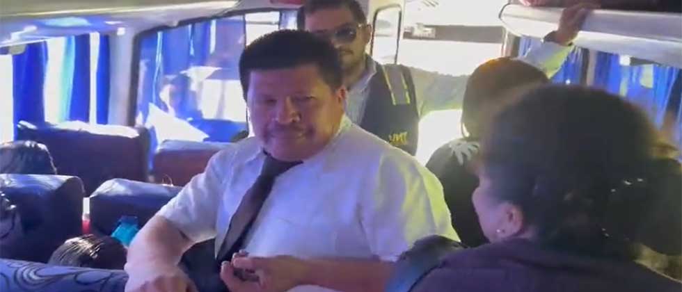 Motorista devuelve a pasajeros cobro excesivo en el pasaje