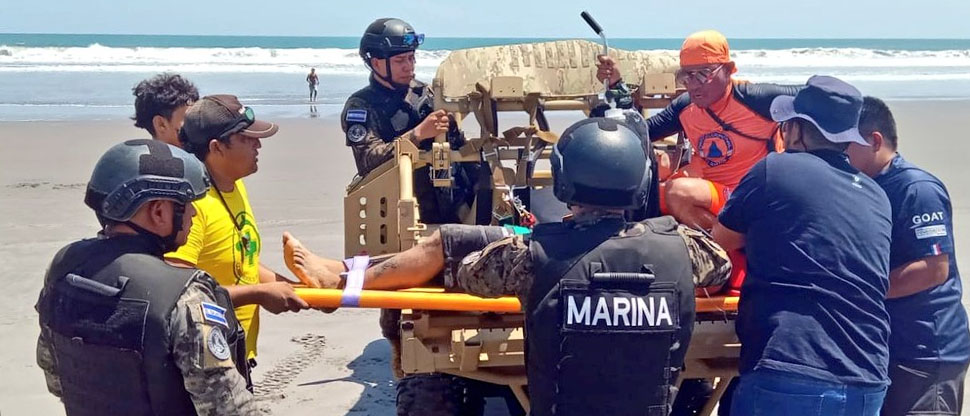 Militares auxilian a hombre ebrio que fue arrastrado por una corriente marina en playa Los Blancos