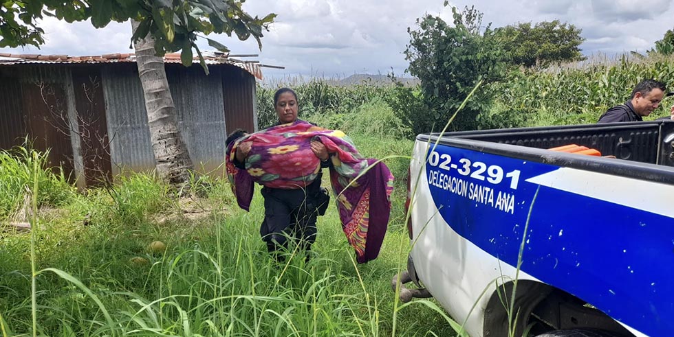 Agentes ayudan a anciana con problemas de salud en la zona rural de Chalchuapa