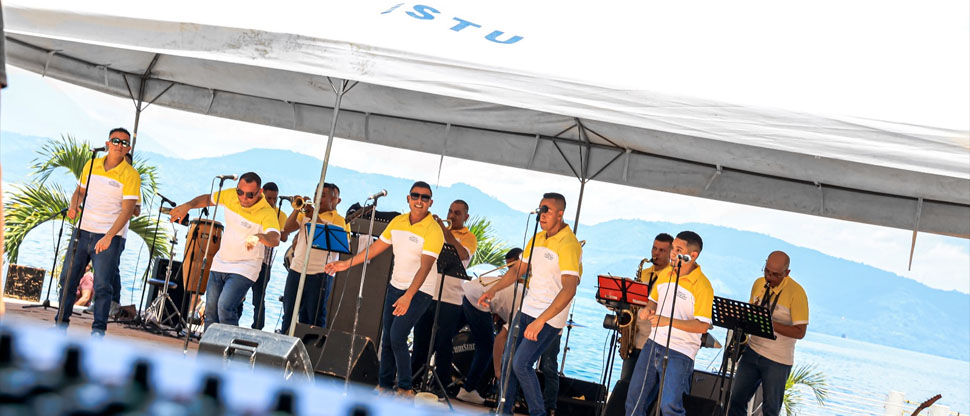 Orquesta Color Esperanza de Centros Penales pone a bailar a salvadoreños en centro turístico Apulo