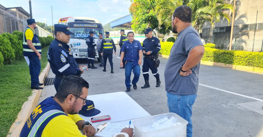 Realizan pruebas de alcoholemia y otras sustancias a conductores del transporte colectivo