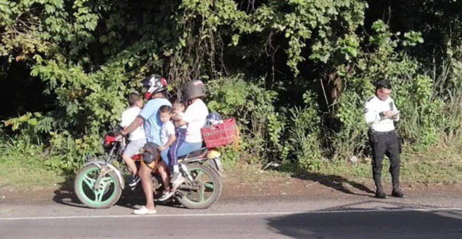 Sancionan a hombre por transportar a cinco personas en una motocicleta