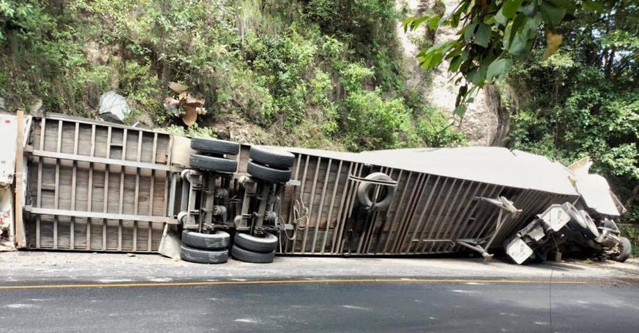 Conductor de rastra pierde el control y vuelca en carretera Troncal del Norte