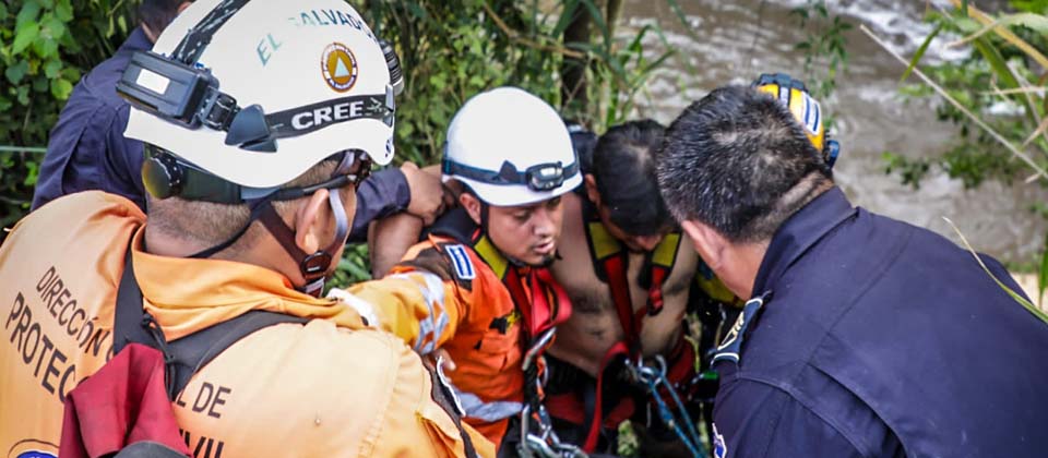 Rescatan a dos personas que fueron arrastradas por el río Acelhuate