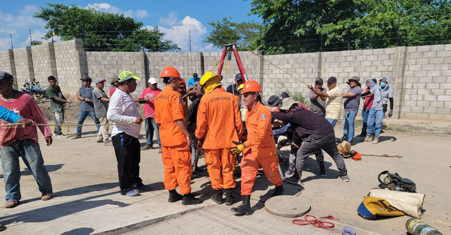 Trabajadores quedan atrapados en una tubería de aguas negras en San Miguel