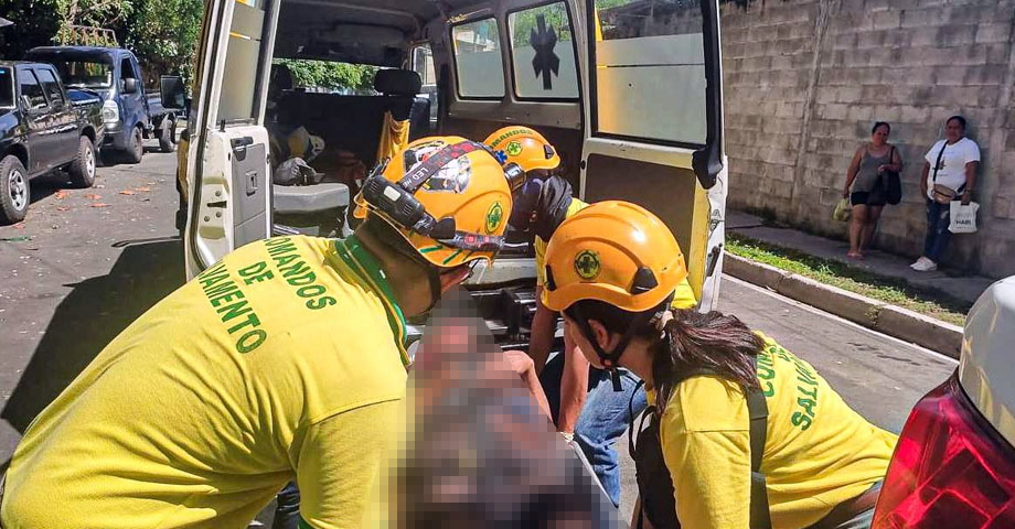 Rescatan a hombre de avanzada edad que cayó en una cuneta de 2 metros en Apopa