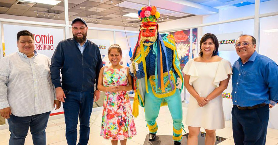 Inauguran la exposición, “Una máscara, una historia” en Aeropuerto Internacional