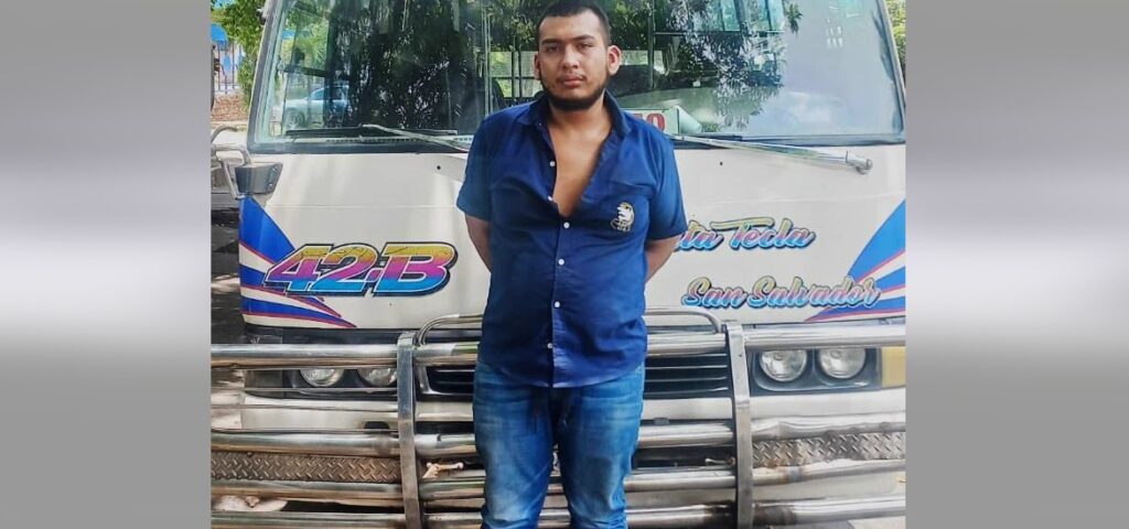 Capturan a microbusero que atropelló a dos mujeres en San Salvador y huyó del lugar
