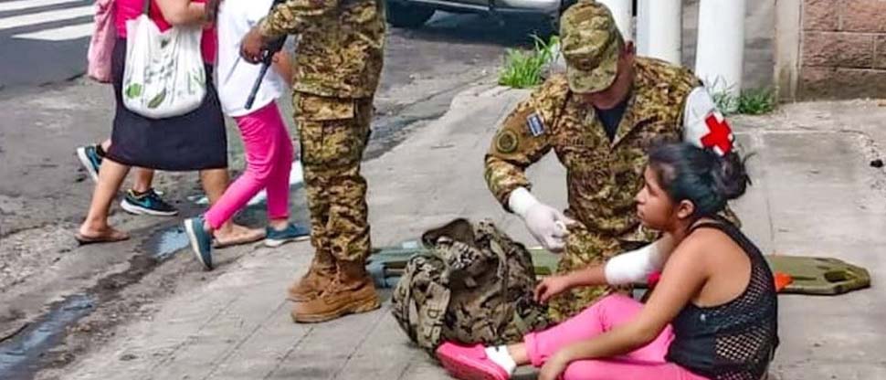 Militares brindan primeros auxilia víctima en choque en la alameda Roosevelt