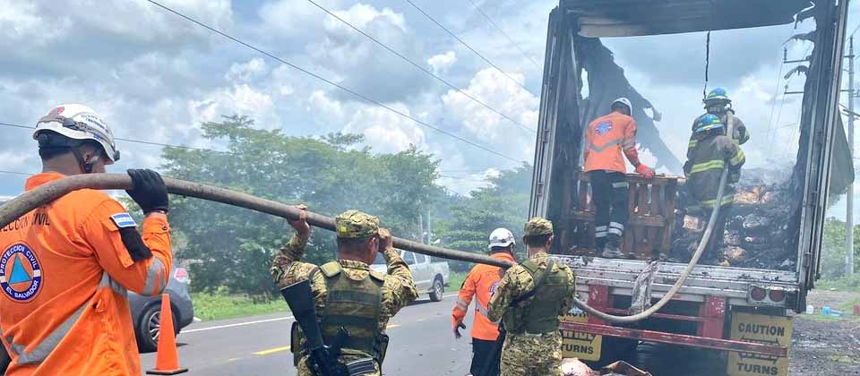 Soldados apoyan a bomberos para apagar incendio en una rastra en San Miguel