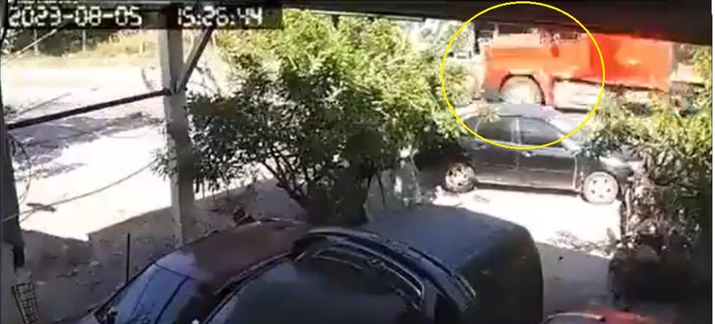 Cámaras captan el momento de fuerte choque entre pick up y un furgón en carretera a Morazán