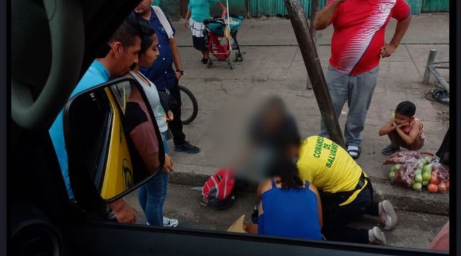 Adulto mayor cae de un microbús en movimiento en San Salvador