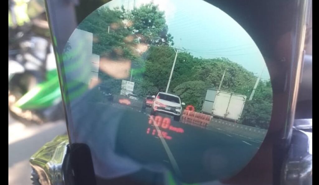 Detectan y multan a conductor a excesiva velocidad en carretera a Santa Ana