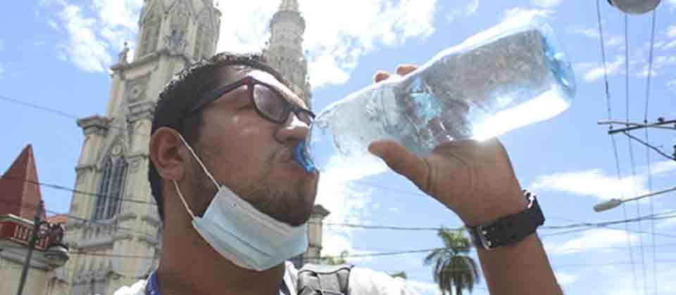 El calor sigue en el país y se reporta temperatura de 35 y 34 grados este sábado