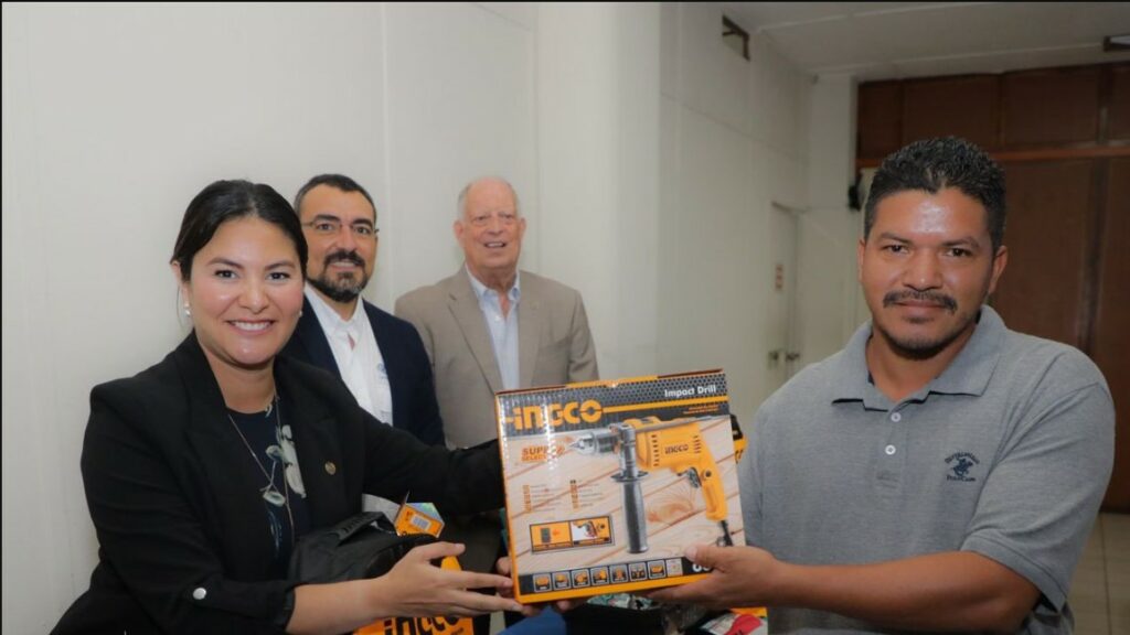 Certifican a salvadoreños en áreas de construcción y electricidad