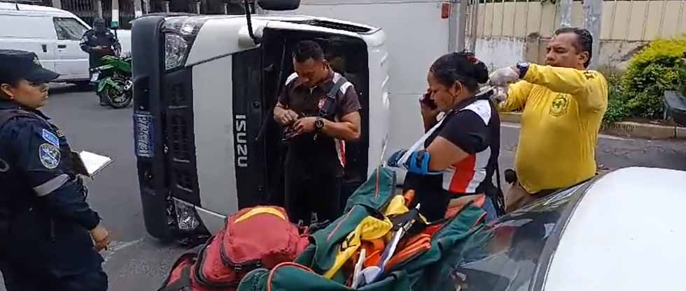 Conductor de camión pierde el control y queda volcado frente al estadio Mágico González