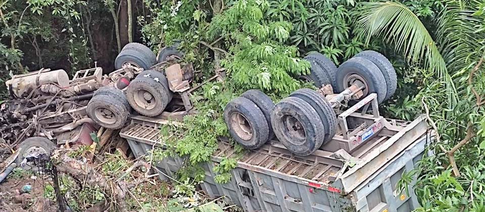 Conductor de rastra pierde el control y queda volcado en la Troncal del Norte