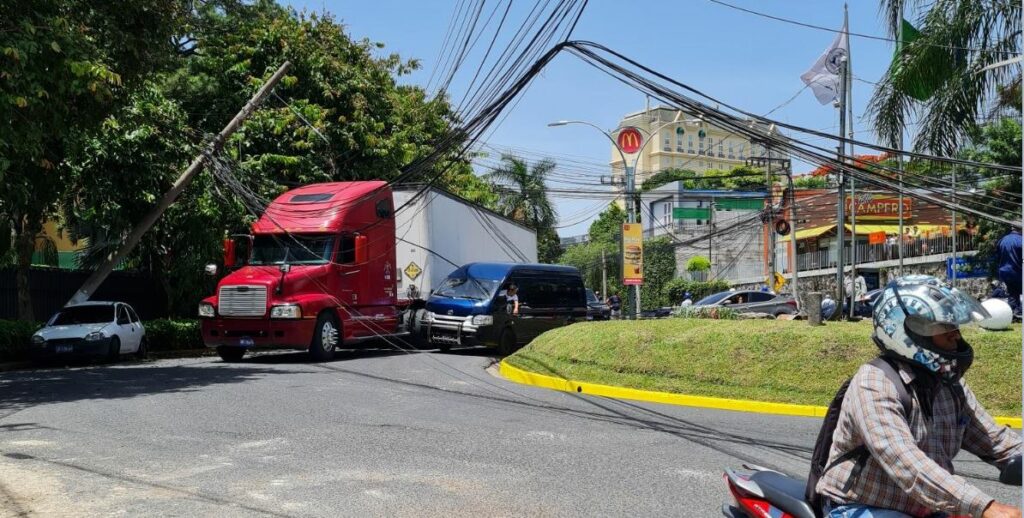 Reportan tráfico bloqueado tras triple accidente en Zona Rosa de San Salvador (VIDEO)