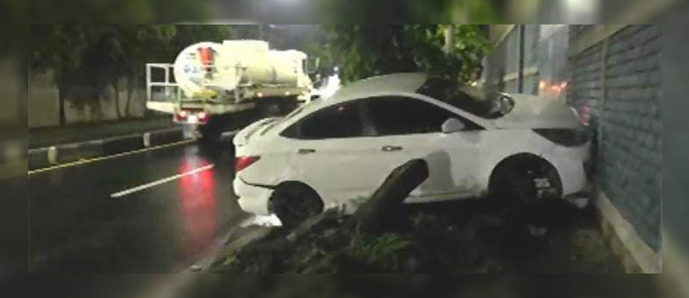 Conductor pierde el control del auto y se estrella en el bulevar Venezuela