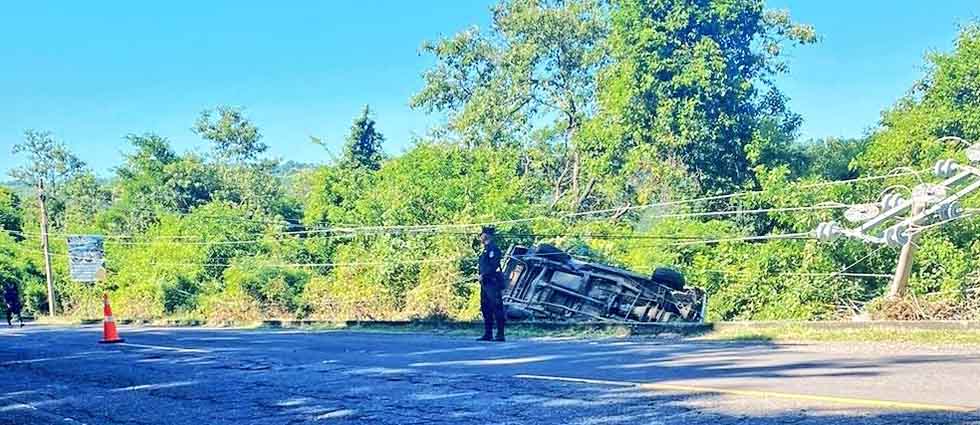 Camión vuelca en San Miguel