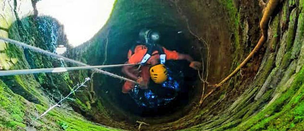 Rescatan a perrito que cayó en profundo pozo en Ahuachapán