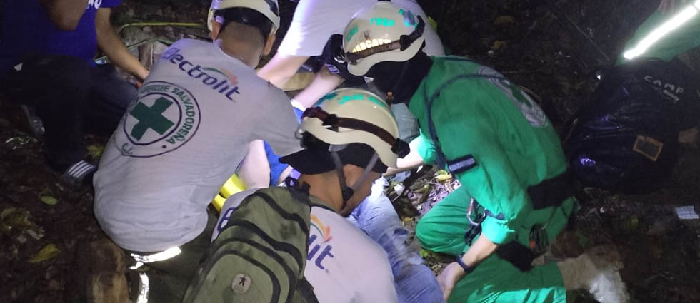 Rescatan a hombre mayor que cayó a barranco de unos 40 metros de profundidad