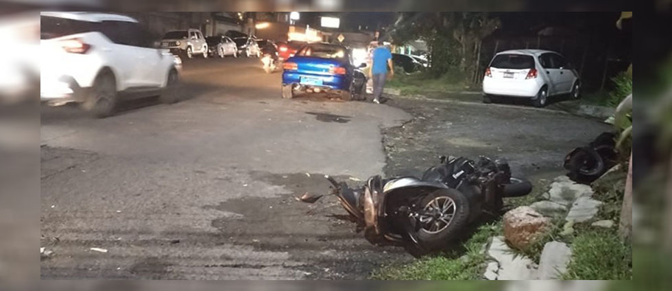Dos motociclistas chocan contra un auto carretera a Los Planes de Renderos
