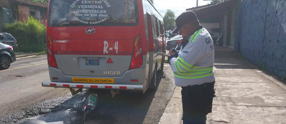 Sancionan a motorista por manipular su celular al conducir