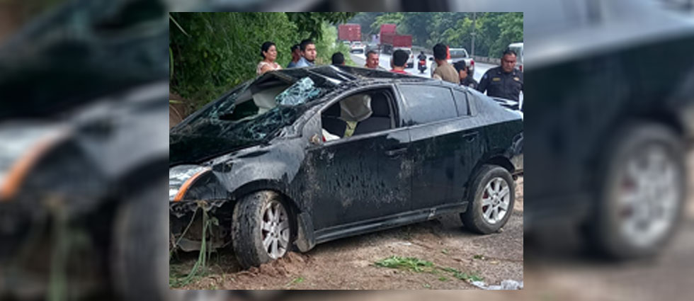 Conductora acaba en el hospital tras accidente en la carretera San Salvador-Santa Ana