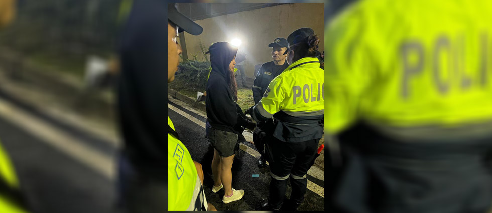 Arrestan a mujer tras sorprenderla manejando ebria