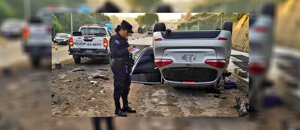 Abandonan auto tras accidente en San Salvador