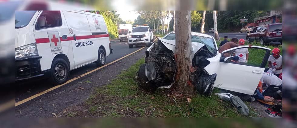 Dos lesionados tras fuerte accidente sobre la carretera Panamericana
