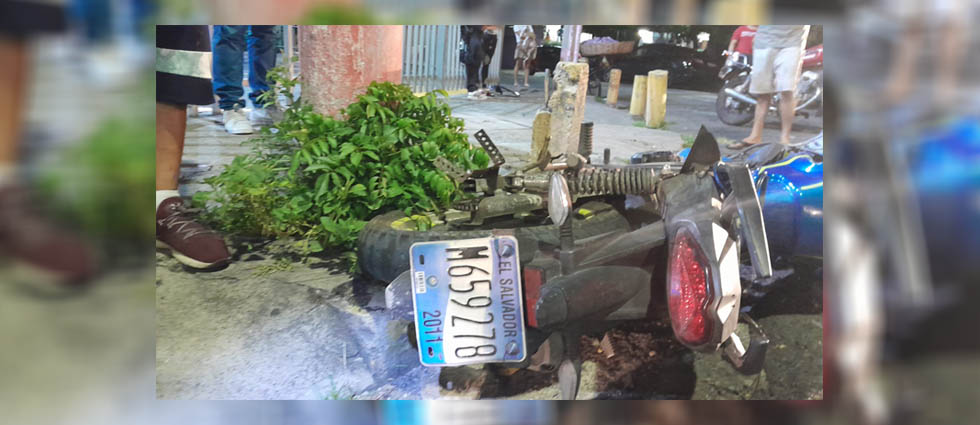 Una mujer y un menor lesionados tras fuerte accidente en San Salvador