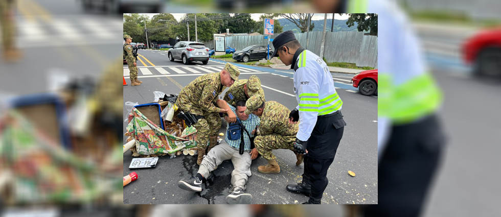 Militares auxilian a hombre tras sufrir accidente vial en la colonia San Benito