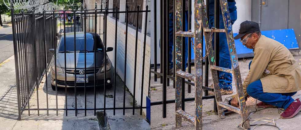 Alcaldía remueve estructura que ciudadano construyó en la acera para su auto