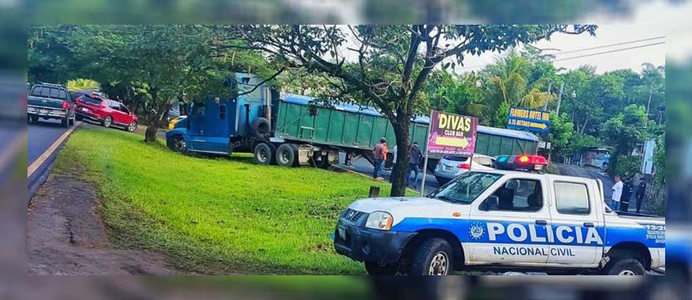 Reportan accidente en la carretera Panamericana: una rastra y una camioneta involucradas