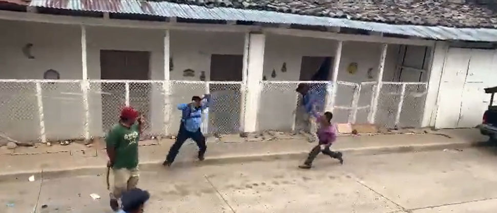 Hombres alcoholizados atacan a pedradas a policías en Honduras