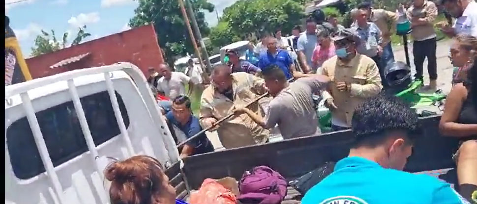 Captan los angustiantes momentos cuando intentan liberar a persona atrapada en choque donde niño falleció