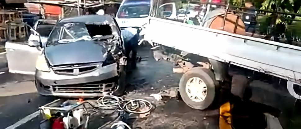 Una persona queda atrapada entre hierros retorcidos tras fuerte choque entre carro y camión