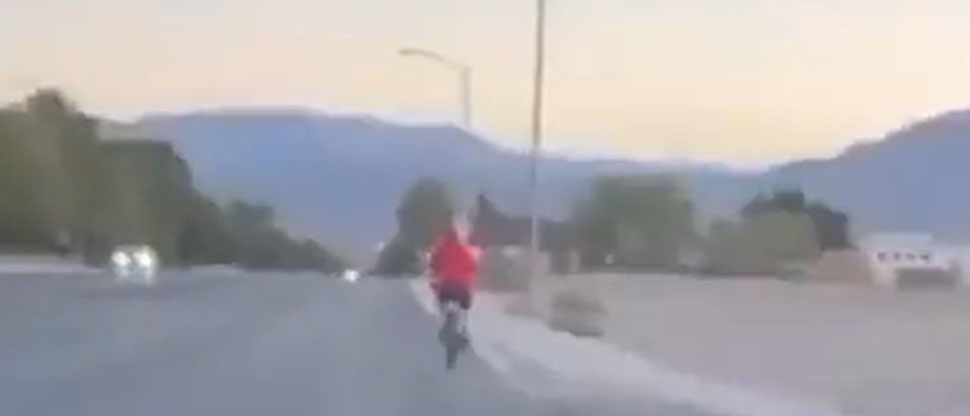 Jóvenes se graban acabando con la vida de ciclista tras atropellarlo en La Vegas, Estados Unidos