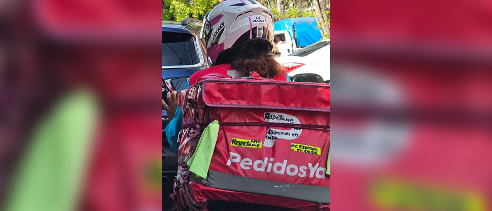 Biker repartidora llama la atención por circular con curioso mensaje en su mochila 
