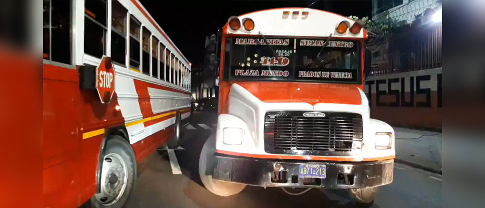 Denuncian a dos buseros de la ruta 41-D circulando en sentido contrario en Soyapango