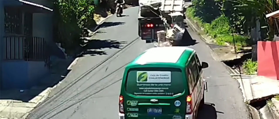 Captan instante cuando varias cajas de cerámica caen de camión en Chalatenango 